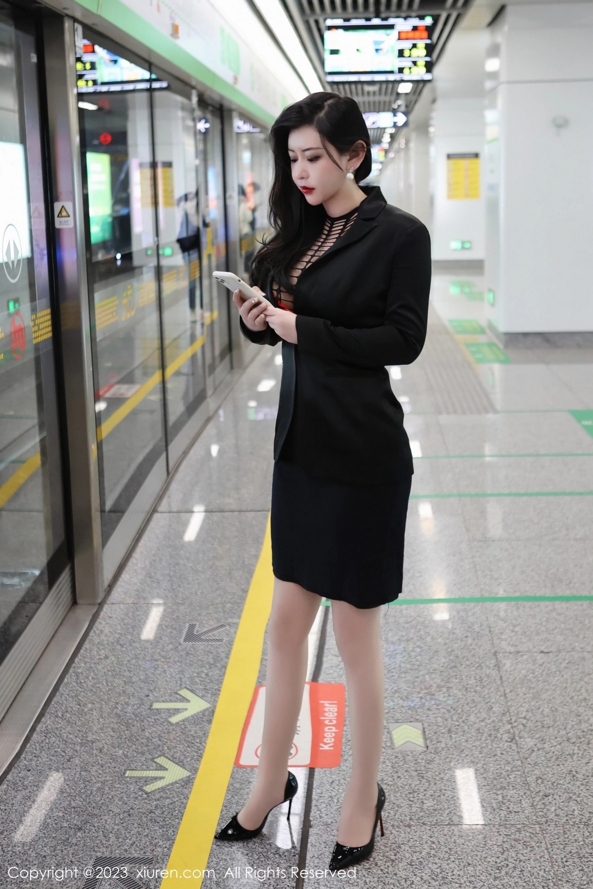 Xgyw.Net_XiuRen第6421期_模特王婉悠Queen性感浅黑色OL服露红色情趣内衣丰满诱惑写真93P