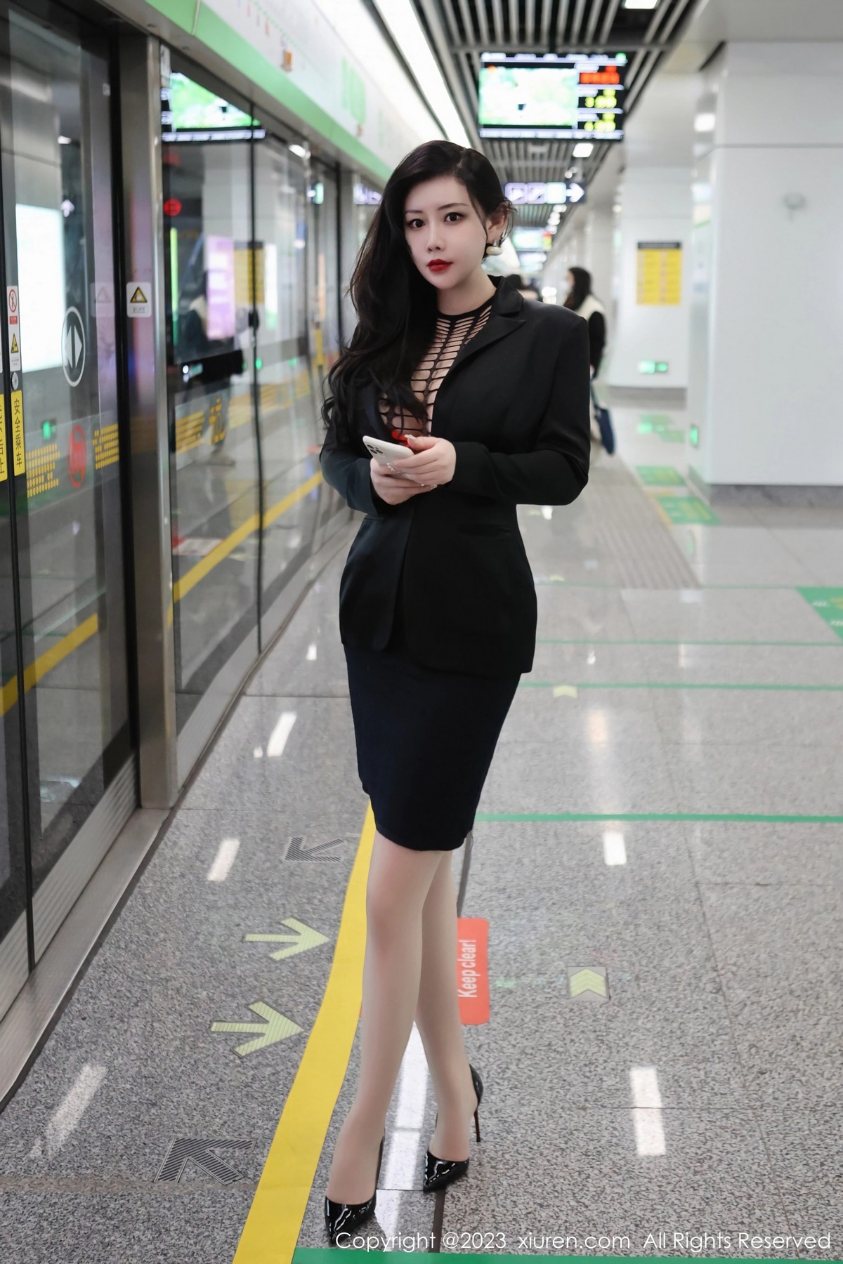 Xgyw.Net_XiuRen第6421期_模特王婉悠Queen性感浅黑色OL服露红色情趣内衣丰满诱惑写真93P