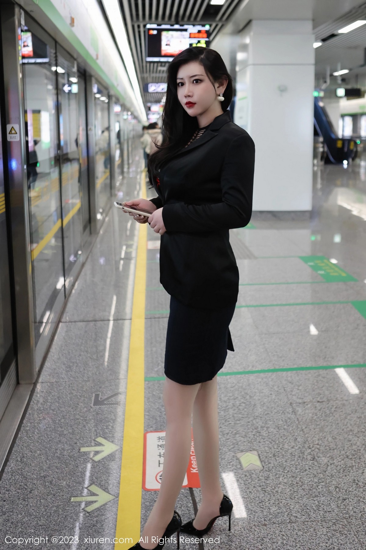 Xgyw.Net_XiuRen第6421期_模特王婉悠Queen性感浅黑色OL服露红色情趣内衣丰满诱惑写真93P