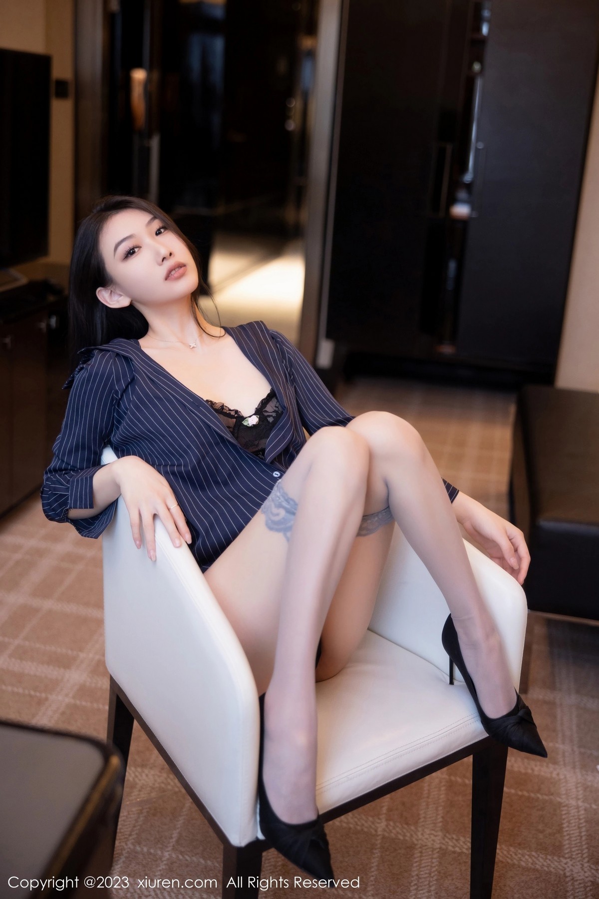 Xgyw.Net_XiuRen第6418期_模特李佳芮cherie深色条纹服配短裙露黑色蕾丝情趣内衣诱惑写真75P