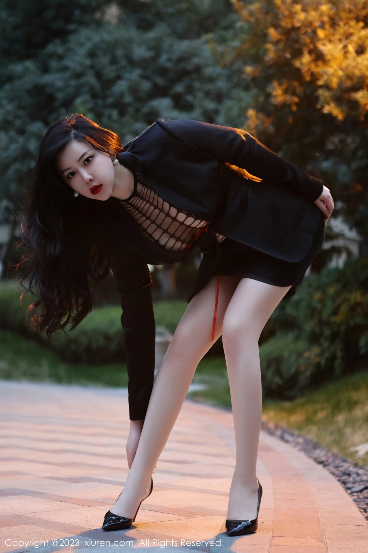 Xgyw.Net_XiuRen第6421期_模特王婉悠Queen性感浅黑色OL服露红色情趣内衣丰满诱惑写真93P