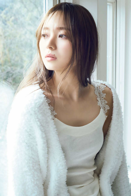 Minami Umezawa 梅澤美波, Shonen Magazine 2022 No.15 (週刊少年マガジン 2022年15号)