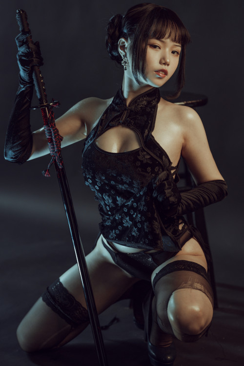Cosplay 七月喵子 穿中式耍剑