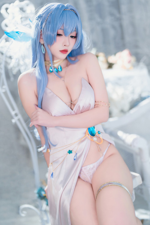 Cosplay 宮本桜 Nikke胜利校花 海伦娜礼服