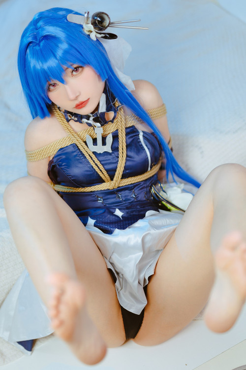 Cosplay 是三不是世w Nikke胜利校花 海伦娜捆绑