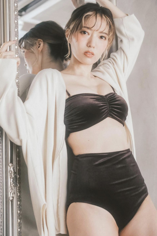 Misa Honma 本間ミサ, 写真集 「ニューヒロイン」 Set.03